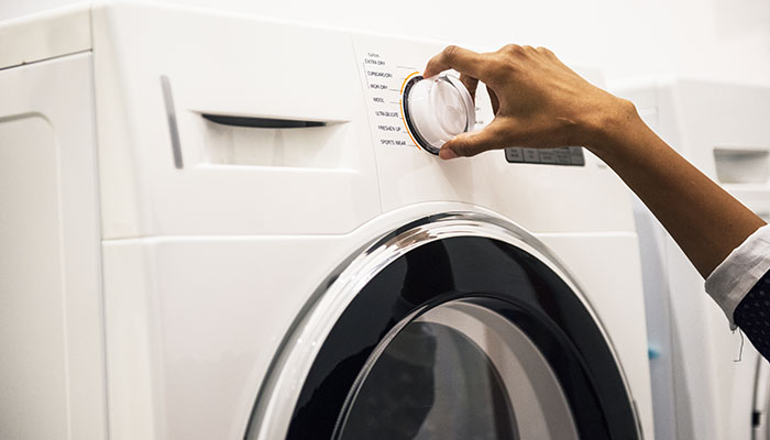 ماشین لباسشویی در حال تنظیم برای بهترین مایع لباسشویی